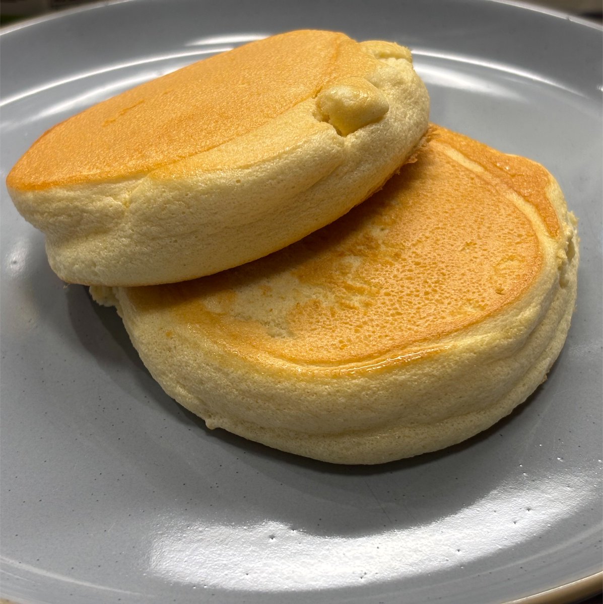 ave_trader's tweet photo. Soufflé ราด vanilla sauce กินกับไอติม ben&amp;jerry’s อร่อยมากๆๆๆๆชอบมากๆ สูตรตามเน็ตทั่วไปเลย พิมพ์ว่า japanese souffle pancake 🥞🍓🫐

ถามว่าจะทำอีกไหม // ดูก่อน ค่อนข้างเหนื่อย🫪🥹 #ครัวพังช่างมัน https://t.co/DS99MO5FB4