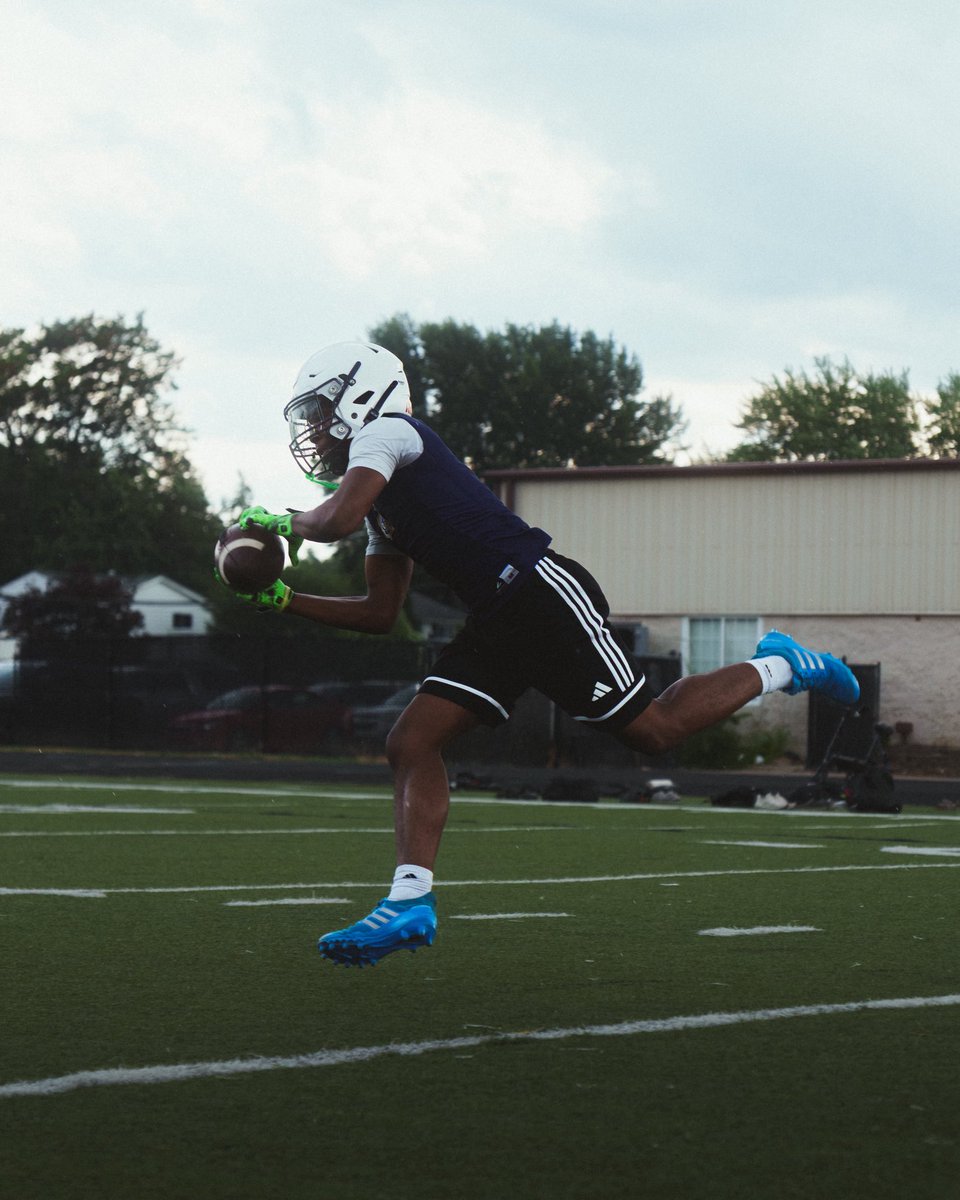 davionhall28's tweet photo. 26 days left… Wait almost over!! #Juniorseason @MichFBFrenzy @AllenTrieu https://t.co/iqhYQ2xbaP