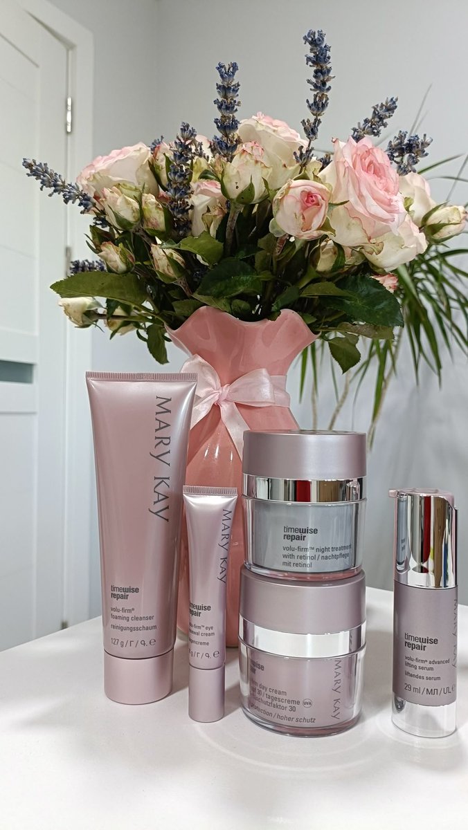 MaryKay__Beauty's tweet photo. My daily routine for a younger, hydrated and glowing looking skin ✨
TimeWise Repair Volu-Firm Set! ✨
Powered by the Volu-Firm Complex, TimeWise Repair is a scientifically advanced regimen that targets the advanced signs of aging like never before by targeting the multiple reasons why skin ages, instead of only addressing the outward signs. Maximize your skin's age-defying potential while honoring the life you've lived.
Set Includes:
💕TimeWise Repair Volu-Firm Foaming Cleanser, 4.5 oz.
💕Time Wise Repair Volu-Firm Advanced Lifting Serum, 1 fl. oz.
💕TimeWise Repair Volu-Firm Day Cream Sunscreen Broad Spectrum SPF 30, 1.7 oz.
💕TimeWise Repair Volu-Firm Night Treatment, 1.7 oz.
💕TimeWise Repair Volu-Firm Eye Renewal Cream, 5 oz.

Available now 🤗 https://t.co/j2MfFtAmv7