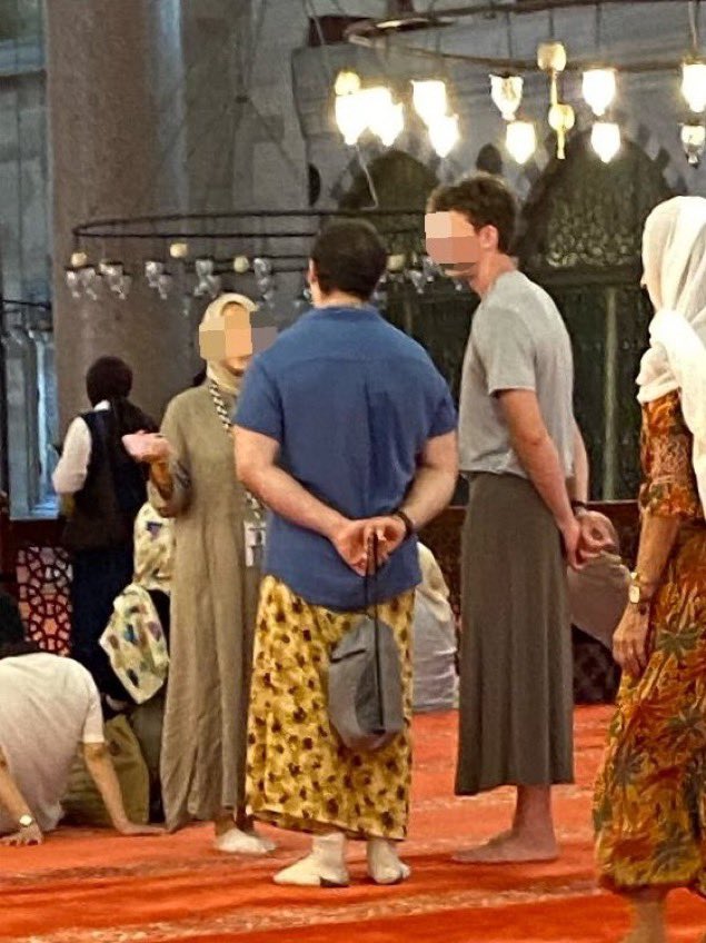 Newsscoppe's tweet photo. Süleymaniye Camisi'ni ziyaret eden bazı turistlerin bacaklarını örttüğü görüldü. https://t.co/HocZCxDWI5