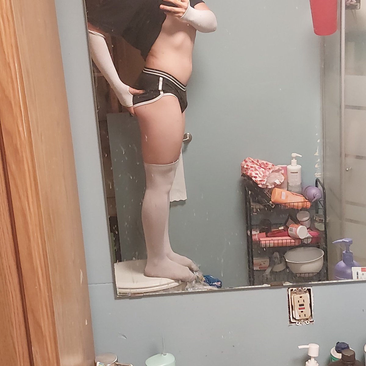 FemboyGoddesss's tweet photo. Thick thighs on a toilet, dms open https://t.co/t1LhpNBIg6