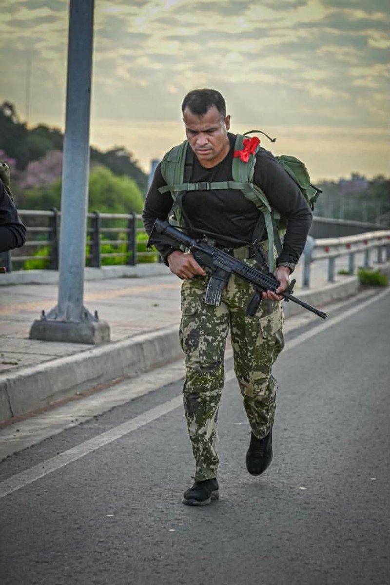 Ejercito_Pyo's tweet photo. https://t.co/kaNJgJbbFe
https://t.co/QBO3sIhuqU

🇵🇾 𝐂𝐎𝐌𝐏𝐄𝐓𝐄𝐍𝐂𝐈𝐀 𝐃𝐄 𝐄𝐍𝐓𝐑𝐄𝐍𝐀𝐌𝐈𝐄𝐍𝐓𝐎 𝐅𝐈́𝐒𝐈𝐂𝐎 𝐃𝐄 𝐂𝐎𝐌𝐁𝐀𝐓𝐄 𝐏𝐎𝐑 𝐄𝐋 𝐌𝐄𝐒 𝐃𝐄𝐋 𝐄𝐉𝐄́𝐑𝐂𝐈𝐓𝐎

🔶 En la mañana de hoy se llevó a cabo la competencia de Entrenamiento Físico de Combate, en el marco de las actividades conmemorativas por el Mes del Glorioso Ejército Paraguayo. El acto fue presidido por el Señor Comandante del Glorioso Ejército Paraguayo, Gral Ej Manuel Rodríguez, junto al Señor Comandante del II Cuerpo de Ejército, Gral Div Narciso López, el Señor Comandante del Comando de Ingeniería del Ejército, Gral Brig Pedro Rodríguez, además del Señor Comandante de la 1ª División de Infantería, Gral Brig Rosalino Escobar.

🔶 En esta rigurosa prueba compitieron 11 equipos, integrados por 55 combatientes pertenecientes a la 1ª División de Infantería "Campo Vía", quienes pusieron de manifiesto su temple, liderazgo y elevada capacidad física.

🔶 La actividad se desarrolló en tres etapas: carrera de resistencia de 12 kilómetros, pruebas propias del entrenamiento físico de combate y ejercicios de precisión de tiro. El principal objetivo es fortalecer la disciplina, el espíritu de cuerpo y el nivel de preparación operacional, garantizando que el personal mantenga la alta capacitación necesaria para cumplir cabalmente con la misión institucional.

#EjércitoParaguayo
#ComprometidoConSuPueblo