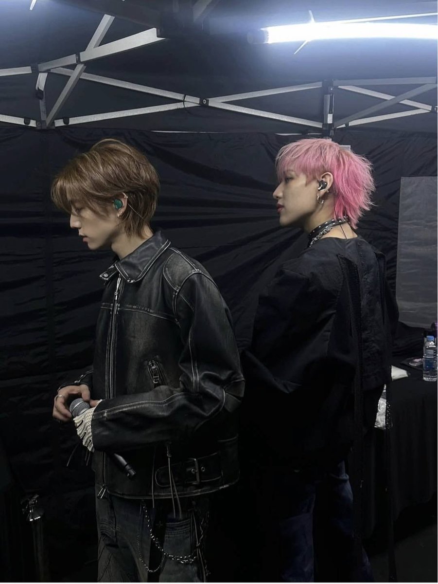 _MB9397_p's tweet photo. 16 ปีของมาร์คแบม ชอบความผูกพันของทั้งคู่ อยู่ซัพพอร์ตกันและกัน ไม่ห่างหาย  เป็นเสียงหัวเราะ รอยยิ้ม ความสบายใจ กันแบบนี้ตลอดไป #Sweet16MTBB #MTBB #MarkBam https://t.co/lfiCRX7dJy