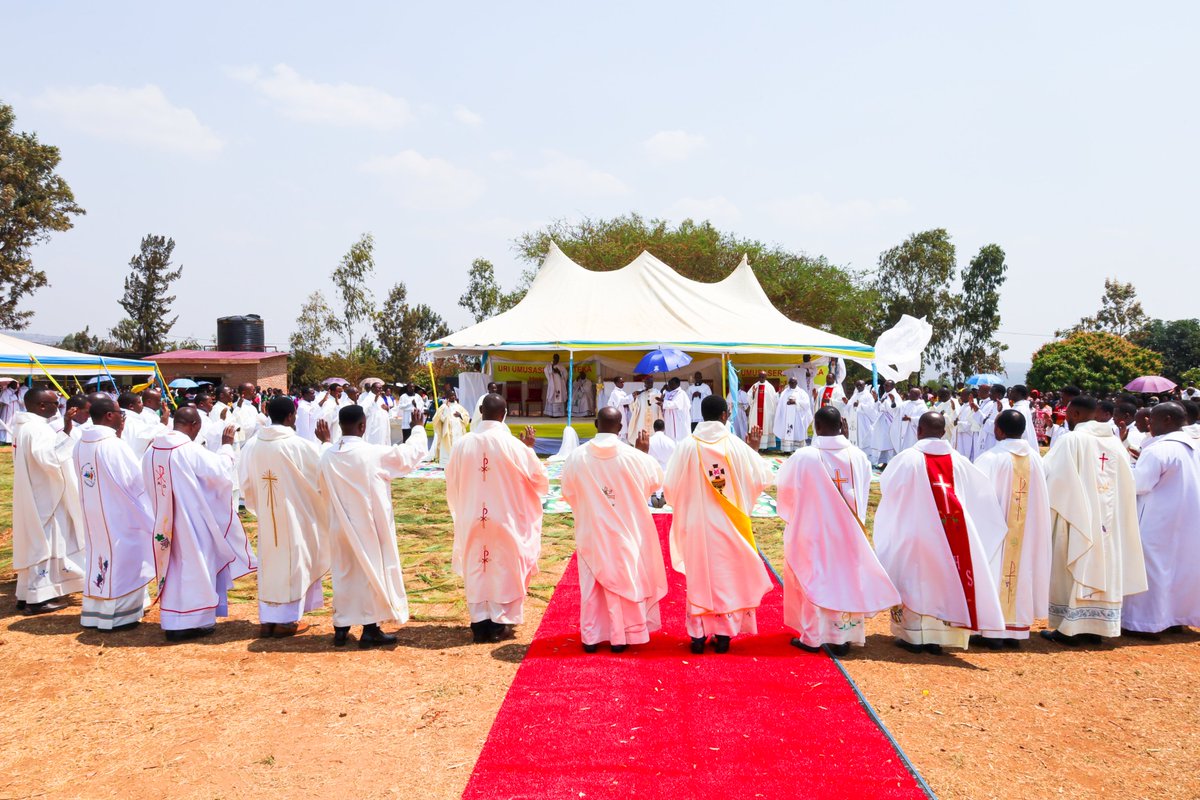 ArchKigali's tweet photo. Muri Paruwasi ya NKANGA, #ArchKigali kuri uyu wa gatandatu tariki ya 01/08/2026, habereye ibirori by'itangwa ry'Ubusaserdoti ku wari Diyakoni 1, ubuhereza 6, n'ubusomyi 4, mu gitambo cy'Ukaristiya cyatuwe na Arkiyepiskopi wa KIGALI, Nyiricyubahiro Antoine Cardinal KAMBANDA. https://t.co/uLh6Ahu8cl