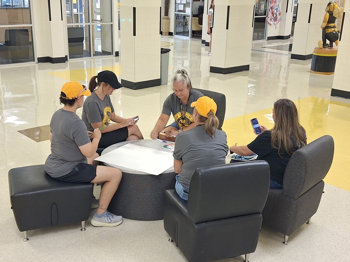 AmieeHimler's tweet photo. Our BMc new teachers rocked the DISD Amazing Race! 🐝 They made so many connections with partners across our city and learned why it’s great to be a yellow jacket! #BMcBuzz #IGTBAYJ https://t.co/dHeMDe7Oj4
