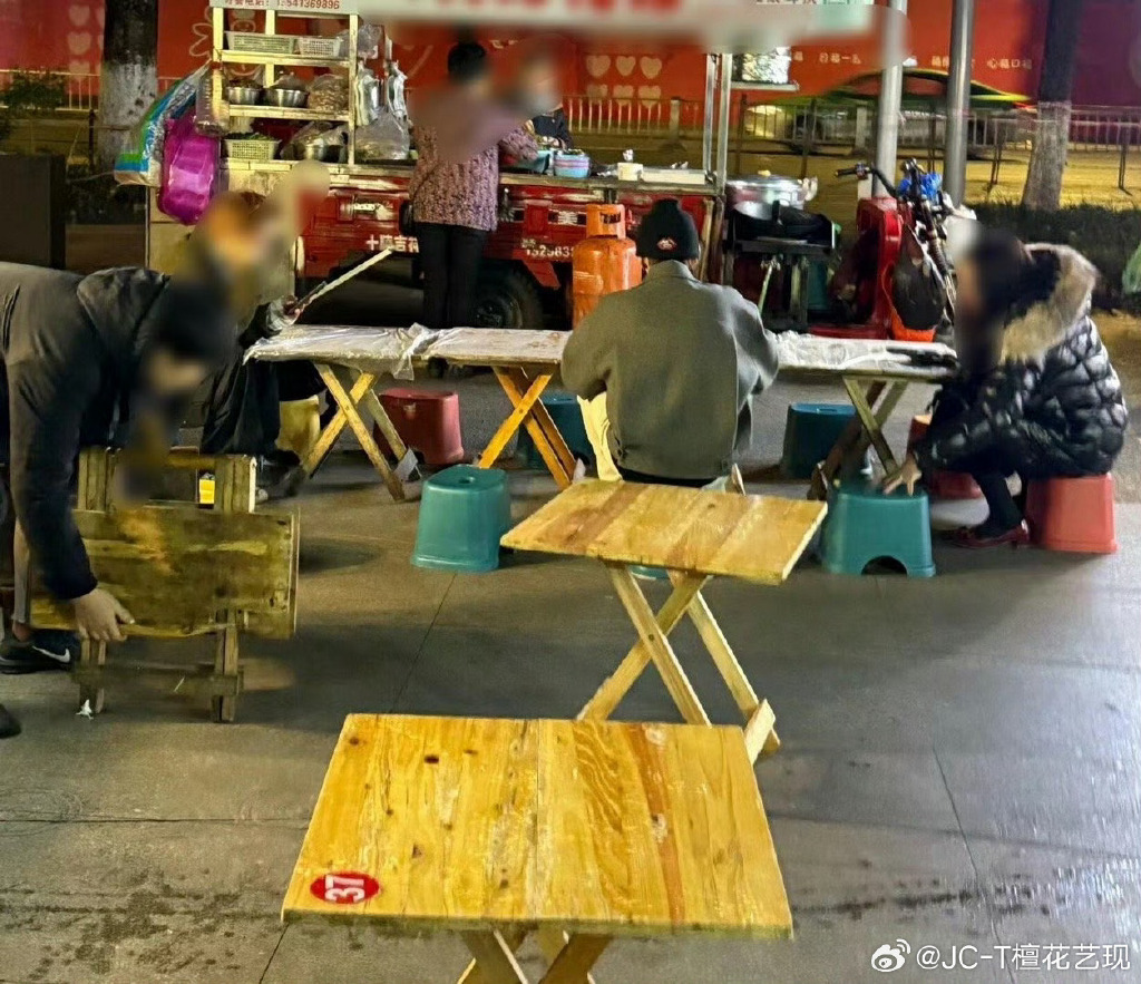 ManyMongerz7ee's tweet photo. 晚风吹过街角的糖水铺，暖灯裹着烟火气，低头撞见的画面，是城市藏着的温柔边角 https://t.co/Cn5dibKKGm