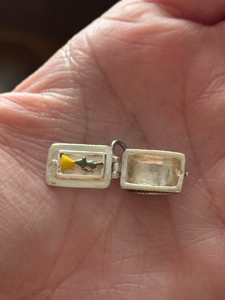 ceramicdeer's tweet photo. “everybody has to eat”
articulated sterling silver mouse and cheese charm https://t.co/RyrSUFtts3