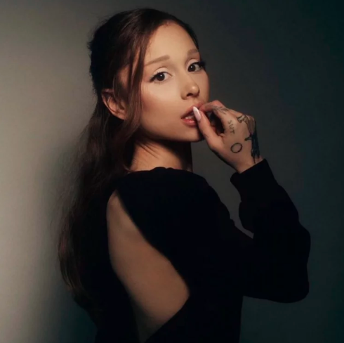 AboutMusicYT's tweet photo. Ariana Grande reaches #1 on Spotify Daily Top Artists Global for the first time in her career. https://t.co/bFoieJLYsN