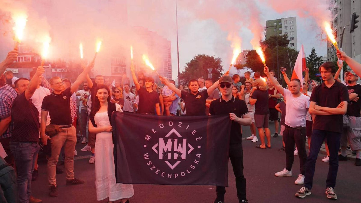 MWszechpolska's tweet photo. Pamiętaliśmy, pamiętamy i będziemy pamiętać o bohaterach Powstania Warszawskiego! 

Wieczna chwała dla tych, którzy poświęcili życie dla Ojczyzny i narodu!

Cześć i chwała bohaterom! 🇵🇱 https://t.co/WhzWpxi7Hk