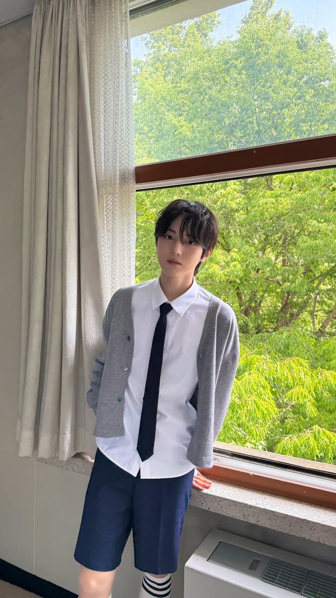 fieldofkiku's tweet photo. wdym bias gue adalah top student, anggota osis, jago akademik, jago art, kesayangan guru, berprestasi dan saking teladannya ketika elu minta saran alesan kalo telat sekolah dia malah nyuruh lu buat minta maaf (instead of nyari alesan) :D https://t.co/ag6nhBmwXK