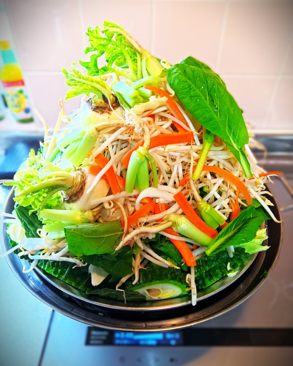 haruhiko_wtb's tweet photo. 今日も今日とて!遅めのお夕食!村の八百屋の店長さんがたくさん野菜を用意してくれた!めちゃ嬉しいぞよ!
自然の恵みに深く感謝し、素材をすべて頂きます🌱☺️
#insta360 #wholefood #vegetarian #玄米菜食 #ダイエット https://t.co/66t704OoDW