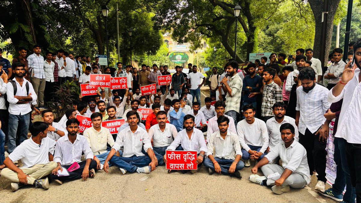 Pushpendra_MP_'s tweet photo. इलाहाबाद विश्वविद्यालय में छात्रों की आवाज़ को लगातार अनसुना किया जा रहा है। छात्रसंघ भवन पर छात्र पिछले 20 दिनों से अपनी जायज़ मांगों को लेकर आंदोलनरत हैं, लेकिन अब तक कोई सार्थक समाधान सामने नहीं आया।

रिपोर्टों के अनुसार, आंदोलन से जुड़े छात्रों पर कार्रवाई और निलंबन जैसे कदम उठाए गए हैं। संवाद के बजाय दमन का रास्ता किसी भी लोकतांत्रिक व्यवस्था के लिए उचित नहीं है।

6000 से अधिक सीटों में कटौती, 10–14% तक फीस वृद्धि, 24 घंटे लाइब्रेरी, बेहतर स्वास्थ्य सुविधाएं और छात्रसंघ चुनाव जैसी मांगों पर विश्वविद्यालय प्रशासन को गंभीरता से बातचीत करनी चाहिए।

छात्र लोकतंत्र की आत्मा हैं। उनकी आवाज़ को दबाने के बजाय सुना जाना चाहिए। मैं उत्तर प्रदेश सरकार और विश्वविद्यालय प्रशासन से आग्रह करता हूँ कि दंडात्मक कार्रवाई पर पुनर्विचार करें, संवाद शुरू करें और छात्रों की जायज़ मांगों का शीघ्र समाधान सुनिश्चित करें।

@UoA_Official