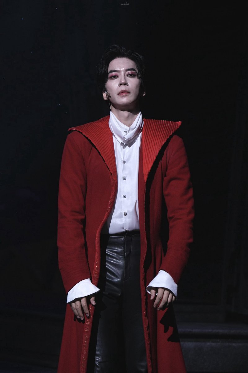 hongkarisweat's tweet photo. 260801 #드라큘라 커튼콜데이4🧛🏻

영원한 삶 혼자라면 의미 있나
마음의 답 분명한데

드라큘라 | #신성록 https://t.co/pBC3kcyZGU