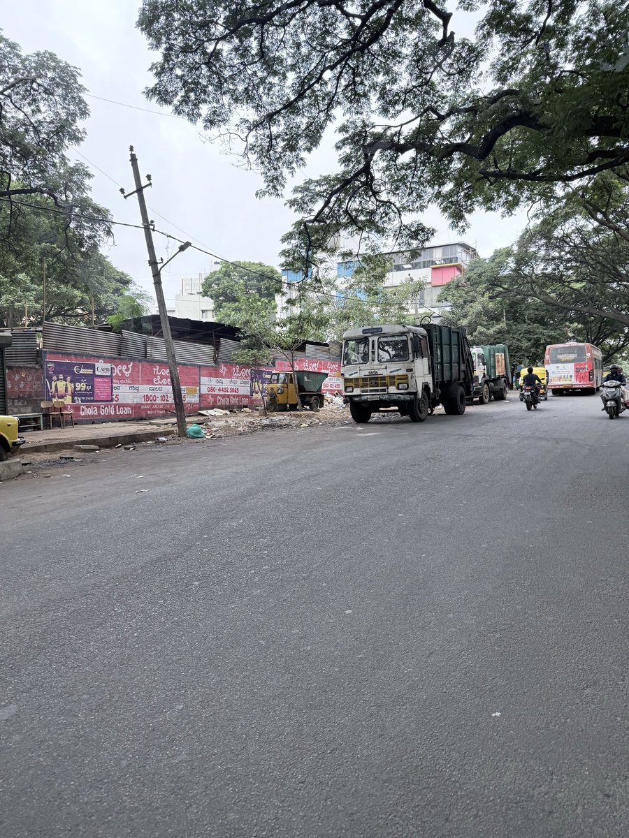 kchikki's tweet photo. Visiting India from UK but since 10+yrs still garbage segregation and stinking smell everyday in Basaveshwaranagar main road. Can you please so something @krishnabgowda https://t.co/EwwIurTQ0z