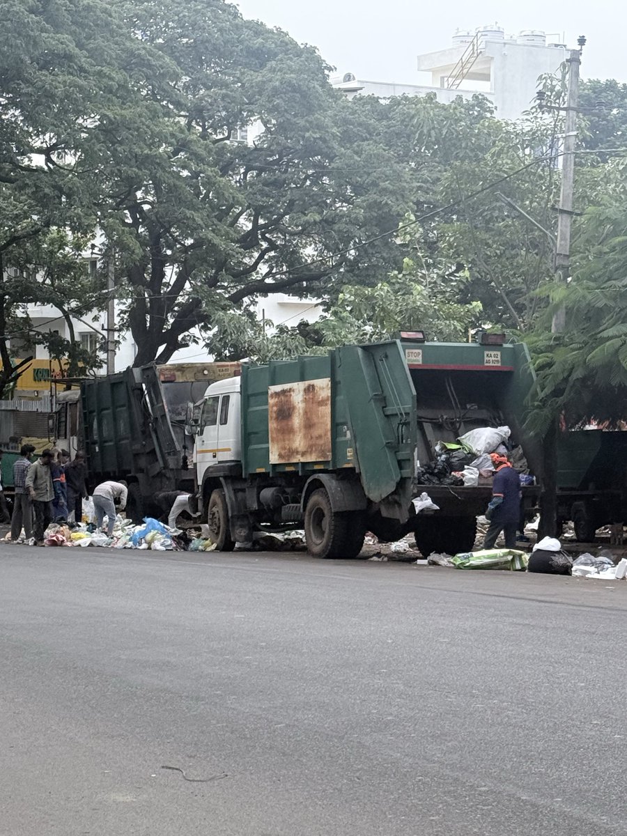 kchikki's tweet photo. Visiting India from UK but since 10+yrs still garbage segregation and stinking smell everyday in Basaveshwaranagar main road. Can you please so something @krishnabgowda https://t.co/EwwIurTQ0z