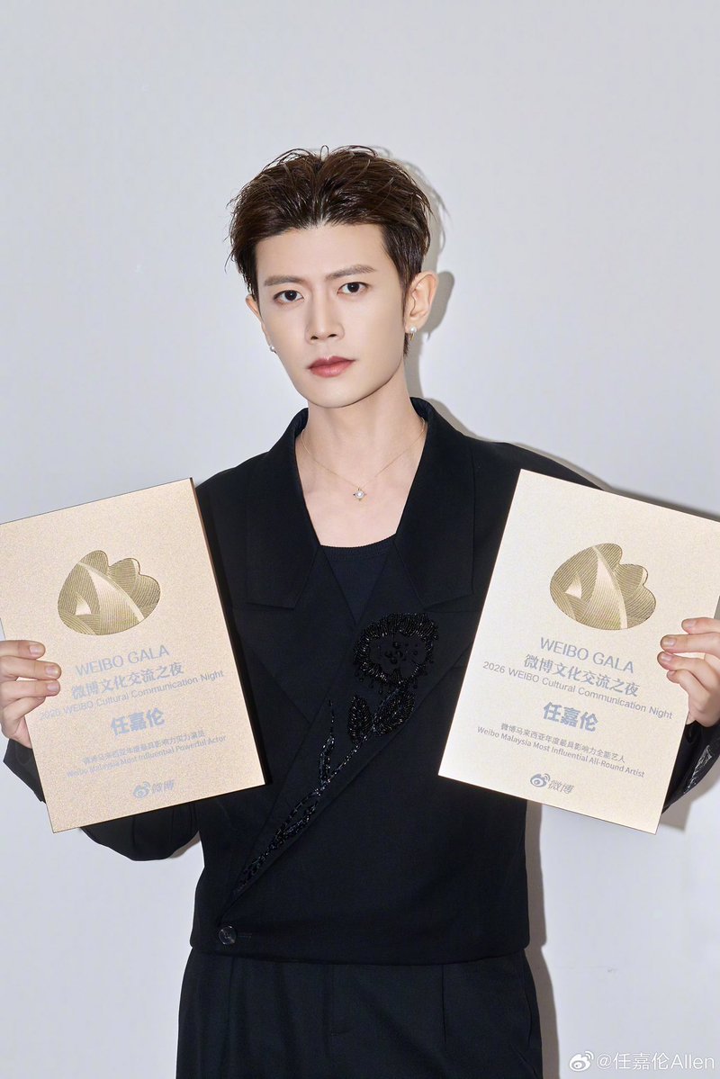 JiarenThailand's tweet photo. Allen's Weibo | 01.08.2026

#เหรินเจียหลุน #AllenRen #RenJiaLun 
#任嘉伦 #JiarenThailand #ช่วงเวลาของเหริน

สองรางวัล
คือกำลังใจ
และประจักษ์พยาน
ตั้งแต่ผลงานชิ้นแรกจนถึงตอนนี้
ผมเชื่อเสมอมาว่า
เรื่องราวที่ดีสามารถก้าวข้ามกำแพงภาษา
ส่งตรงถึงหัวใจผู้คนได้

​ขอบคุณ #WeiboCulturalCommunicationNightMalaysia 
ที่ให้การยอมรับ
ขอบคุณทุกคนที่หยุดแวะในผลงานของผม
ขอบคุณเจียเหรินที่คอยอยู่เคียงข้างและสนับสนุนผมมาโดยตลอด
ขอบคุณทุกคนในมาเลเซียที่มอบพลังให้กับผม

​รางวัล "ศิลปินรอบด้านผู้ทรงอิทธิพลที่สุดแห่งปี Weibo ประเทศมาเลเซีย"
และ "นักแสดงฝีมือดีผู้ทรงอิทธิพลที่สุดแห่งปี Weibo ประเทศมาเลเซีย"
คือสองเหรียญเกียรติยศ
และคือคำว่า "ก้าวไปข้างหน้าต่อไป"