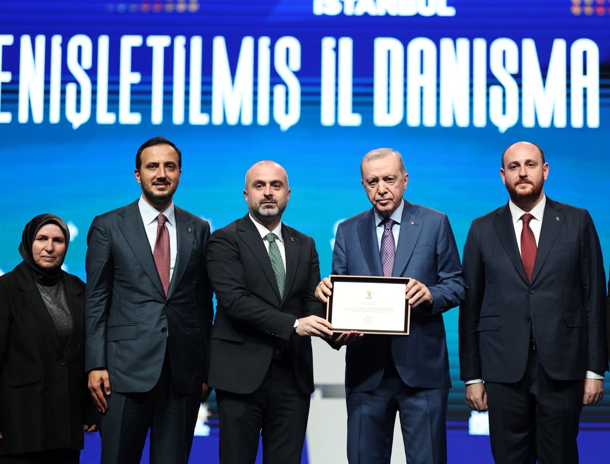 akpartifatih's tweet photo. 📍 Genişletilmiş İl Danışma Meclisi

Genel Başkanımız ve Cumhurbaşkanımız Sayın Recep Tayyip Erdoğan’ın liderliğinde, Türkiye Yüzyılı hedeflerimize kararlılıkla yürümeye devam ediyoruz.

Genişletilmiş İl Danışma Meclisi Programımızda, 2025 yılı Üye Kampanyası’nda İstanbul 4.‘sü olan Fatih İlçe Teşkilatımız adına İlçe Başkanımız Fatih Karaismailoğlu’na tebrik plaketi takdim edildi.

Bu başarıda emeği geçen tüm teşkilat mensuplarımızı tebrik ediyoruz.