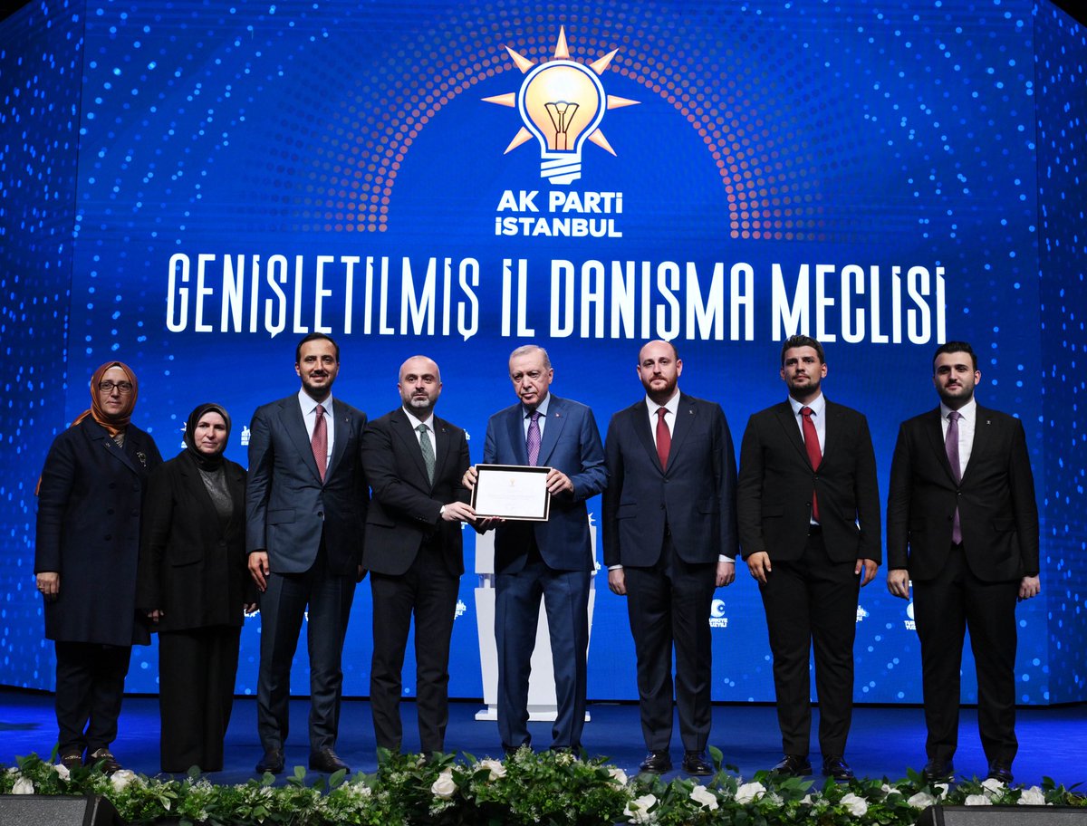 akpartifatih's tweet photo. 📍 Genişletilmiş İl Danışma Meclisi

Genel Başkanımız ve Cumhurbaşkanımız Sayın Recep Tayyip Erdoğan’ın liderliğinde, Türkiye Yüzyılı hedeflerimize kararlılıkla yürümeye devam ediyoruz.

Genişletilmiş İl Danışma Meclisi Programımızda, 2025 yılı Üye Kampanyası’nda İstanbul 4.‘sü olan Fatih İlçe Teşkilatımız adına İlçe Başkanımız Fatih Karaismailoğlu’na tebrik plaketi takdim edildi.

Bu başarıda emeği geçen tüm teşkilat mensuplarımızı tebrik ediyoruz.