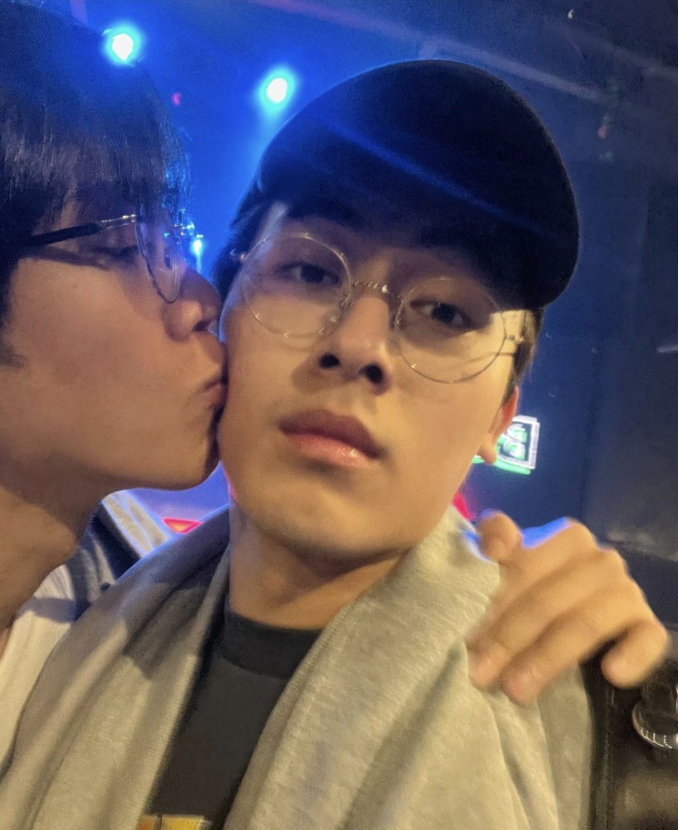 aebigorn's tweet photo. ชอบทำหน้าเม๋นม๋ามอมใส่แต่ก็ชอบมาจุ๊บมาหอม https://t.co/nb6qHWa5Sd
