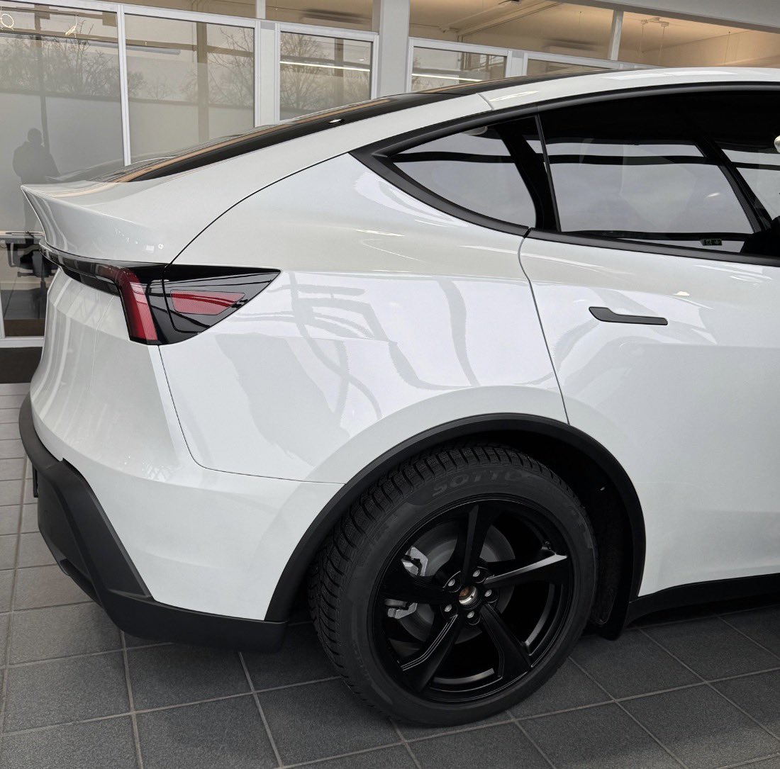 cpp_th's tweet photo. @dead_mrx So sehen sie bei Abholung aus. Da passt perfekt dieses Radnabenset von Tesla.

Und das andere Bild ist mit Kappen aus China, die gefallen mir aber eher so semi. Werde mir das Radnabenset holen. https://t.co/PPAVR2lJtE