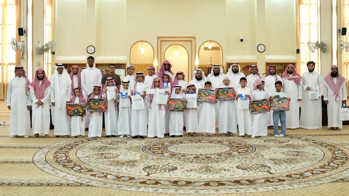moqhawi1's tweet photo. ✨مع ختام الدورة الصيفية (23) لمجمع حلقات زيد بن حارثة رضي الله عنه، نتوجه بالشكر والحمد لله أولاً وأخيراً على ما وفّق ويسّر، ثم نتقدم بجزيل الشكر والتقدير لـ جمعية تحفيظ القرآن الكريم بالأحساء (خير) على دعمهم ورعايتهم الكريمة . https://t.co/j1LTQgeU02