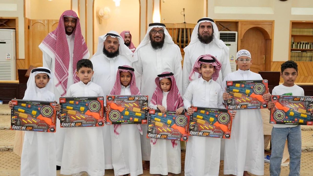 moqhawi1's tweet photo. ✨مع ختام الدورة الصيفية (23) لمجمع حلقات زيد بن حارثة رضي الله عنه، نتوجه بالشكر والحمد لله أولاً وأخيراً على ما وفّق ويسّر، ثم نتقدم بجزيل الشكر والتقدير لـ جمعية تحفيظ القرآن الكريم بالأحساء (خير) على دعمهم ورعايتهم الكريمة . https://t.co/j1LTQgeU02