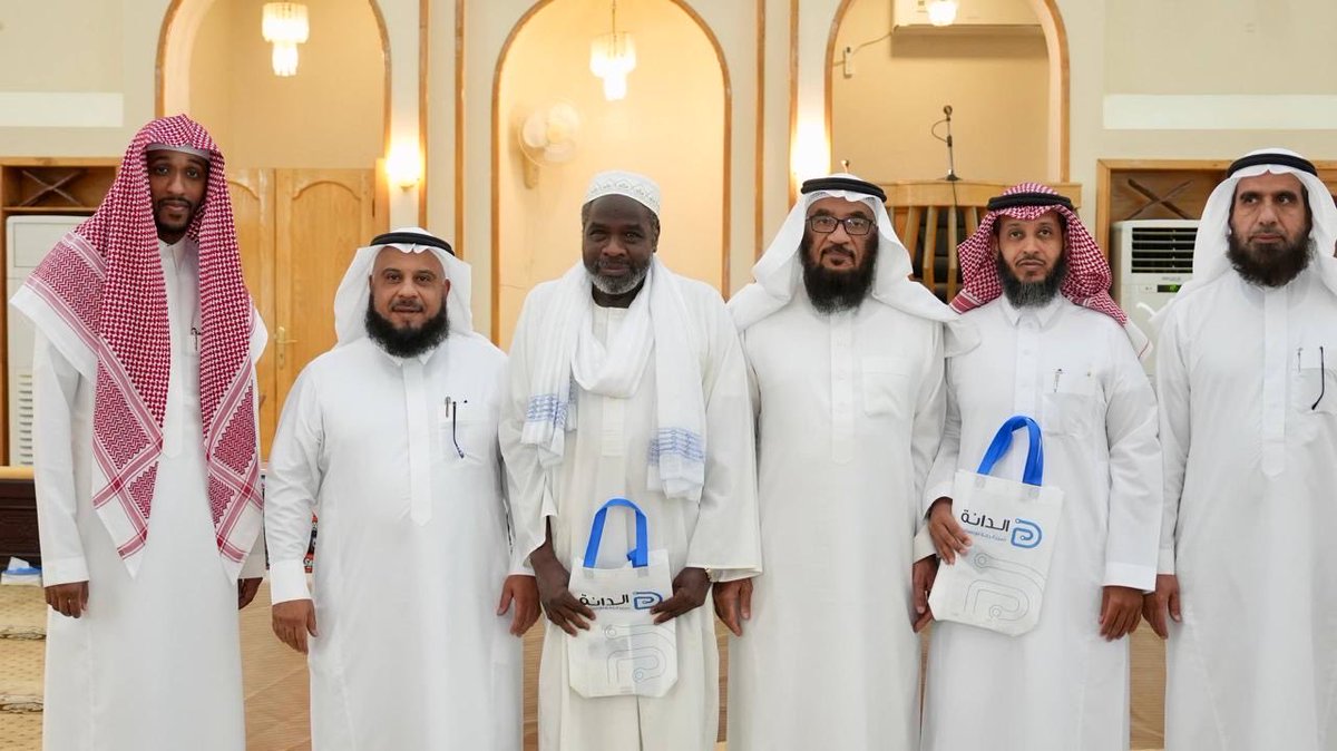 moqhawi1's tweet photo. ✨مع ختام الدورة الصيفية (23) لمجمع حلقات زيد بن حارثة رضي الله عنه، نتوجه بالشكر والحمد لله أولاً وأخيراً على ما وفّق ويسّر، ثم نتقدم بجزيل الشكر والتقدير لـ جمعية تحفيظ القرآن الكريم بالأحساء (خير) على دعمهم ورعايتهم الكريمة . https://t.co/j1LTQgeU02