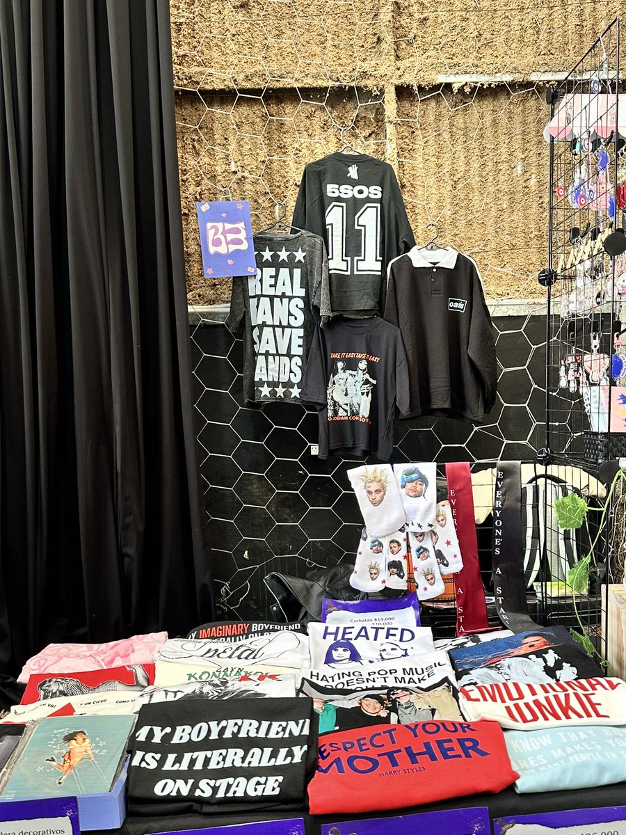 esnydies's tweet photo. bueno hermanas traje quichisientas mil cosas de 5sos Las espero ~~ https://t.co/QGePypTGXm