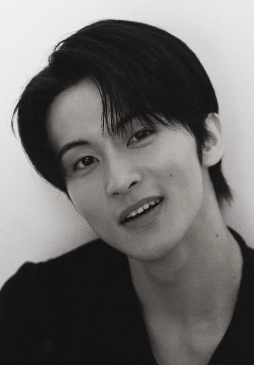 marchsworld's tweet photo. draw my favorite new photo of mark lee, happy bday mark! 💙🐯🎉 @upperroomlabel 
#오랜내여름민형아생일축하해
#AlwayswithMarkLee https://t.co/L2s5RQTk9Y