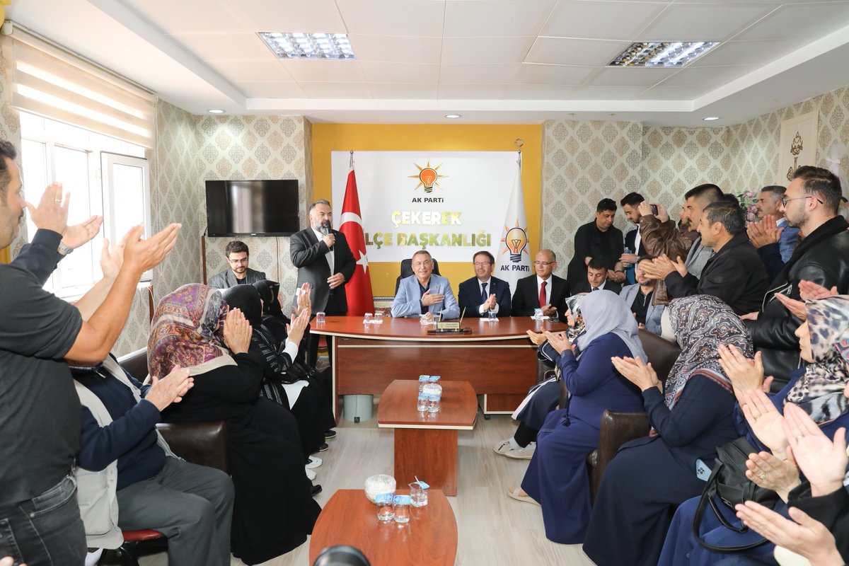 fuatoktay's tweet photo. 📍 Yozgat - Çekerek

AK Parti Çekerek İlçe Başkanlığı’nda, AK Parti Yozgat İl Başkanımız Sayın Hasan Kandemir ve İlçe Başkanımız Sayın Mehmet Akkan ile birlikte  hemşehrilerimizle bir araya geldik.

Kıymetli hemşehrilerimizin huzuru, mutluluğu ve memleketimizin gelişmesi bizim için en büyük mutluluktur.

@akpartiyozgat
@HasankandemirAv
@CekerekKaymakam
@Ckcankurt