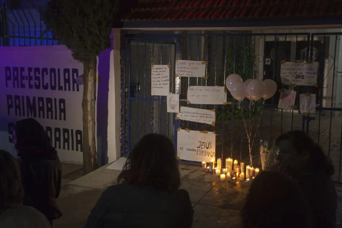 libreexpresionR's tweet photo. 🏫 ¿Qué tan seguras son las escuelas en México?

Una investigación periodística documentó que al menos 215 personas han perdido la vida dentro de planteles educativos desde 2006, entre homicidios, feminicidios, accidentes, suicidios y muertes súbitas.

El reportaje también revela que México no cuenta con un registro nacional unificado sobre estos casos, lo que provoca diferencias entre las cifras oficiales y deja fuera diversos hechos ampliamente documentados.

El estudio reabre el debate sobre la seguridad en las escuelas, los protocolos de atención, la prevención de la violencia y la necesidad de garantizar espacios realmente seguros para estudiantes, docentes y trabajadores.

📲 Lee la nota completa https://t.co/Bk1Q4c7Q9w 

@amairanipe25 @Manuel_hopkins @ManuelScott07 @MariaVe60136597  @MesaCancun @mfromtropoya @mujeresxingonas @MUDECITA @murofj @Mvillegas2001 @neryruiz @netomunro @nonoacosta @oalh @ogarzon13 @oclausseni @ofespad @oscaracostacast @PanchoVazqz @pillinvilla @JORGETAPIAINIGO @gradillasrob  @BisouCaramel_ @felixfelixvic @beckerg123 @cluadiacano @consuelo_ai @denigastelum @deniseramosm @elsergiocuellar @erveza @hilarioolea @irissanchezchiu @jcnavarroc @juanpueblo2012 @JuanGerardoGnd1 @karlacordova15 @kioscomayor