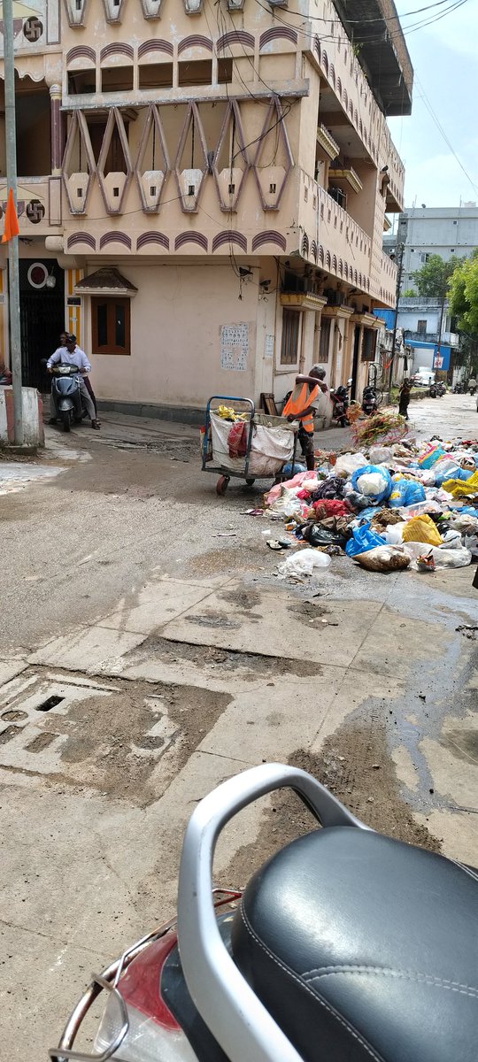 SPyata49218's tweet photo. @GHMCOnline 🚨Urgent 
@ZC_Khairatabad @CommissionrGHMC 
@DigitalMediaTG
Please Relocate the Dust bin As soon possible as it's casuing major Inconvenience to citizens and health Hazardous to the Residents https://t.co/ktvWGSyU6S