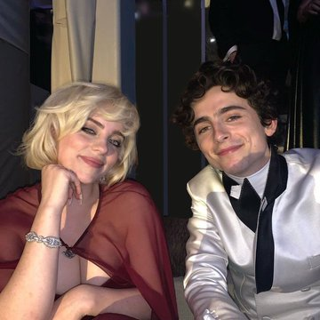 stayingofmyfeet's tweet photo. "billie estava no metgala, não fui chamado, eu não sou NINGUÉM e o timotheé TAMBÉM estava lá [...] os fãs dela me enviam uma foto dos dois sentados proximos no chao apenas conversando... então eu pensei: ok... isso é chato mas ok"

O CIÚMES do ex da billie com a dupla TIMOTHILLIE https://t.co/d4997C1VRX