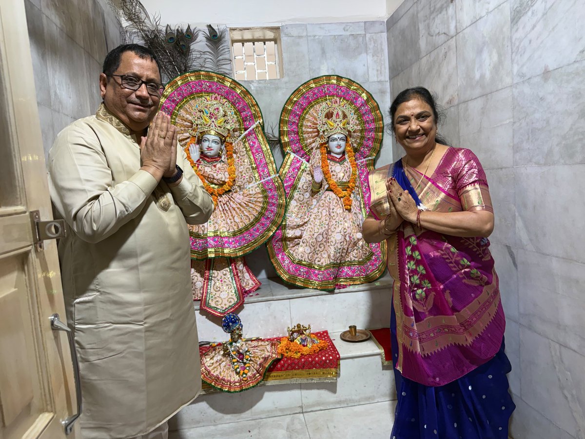 KiritkrJPatel's tweet photo. आज इफको कॉलोनी, गुरुग्राम स्थित इफको क्लब में आयोजित पावन सुन्दरकाण्ड पाठ के शुभारंभ से पूर्व इफको परिवार के साथ शिव मंदिर में प्रभु श्रीराम, माता सीता, श्री लक्ष्मण एवं संकटमोचन भगवान श्रीहनुमान जी के साथ साथ राधाकृष्ण एंव सभी देवी-देवताओं के पावन चरणों में श्रद्धापूर्वक नमन कर उनका आशीर्वाद प्राप्त किया।

इस पवित्र अवसर पर मैंने अपनी धर्म पत्नी एंव इफ़को जागृति क्लब की अध्यक्षा श्रीमती ममता पटेल जी @mamtakjpatel के साथ समस्त इफको परिवार, देश के अन्नदाता किसानों तथा सभी देशवासियों के सुख, समृद्धि, उत्तम स्वास्थ्य, शांति और मंगलमय जीवन की कामना की।

जय श्रीराम। 
जय बजरंगबली।