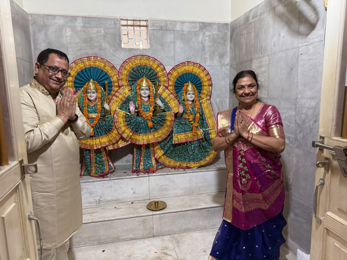 KiritkrJPatel's tweet photo. आज इफको कॉलोनी, गुरुग्राम स्थित इफको क्लब में आयोजित पावन सुन्दरकाण्ड पाठ के शुभारंभ से पूर्व इफको परिवार के साथ शिव मंदिर में प्रभु श्रीराम, माता सीता, श्री लक्ष्मण एवं संकटमोचन भगवान श्रीहनुमान जी के साथ साथ राधाकृष्ण एंव सभी देवी-देवताओं के पावन चरणों में श्रद्धापूर्वक नमन कर उनका आशीर्वाद प्राप्त किया।

इस पवित्र अवसर पर मैंने अपनी धर्म पत्नी एंव इफ़को जागृति क्लब की अध्यक्षा श्रीमती ममता पटेल जी @mamtakjpatel के साथ समस्त इफको परिवार, देश के अन्नदाता किसानों तथा सभी देशवासियों के सुख, समृद्धि, उत्तम स्वास्थ्य, शांति और मंगलमय जीवन की कामना की।

जय श्रीराम। 
जय बजरंगबली।