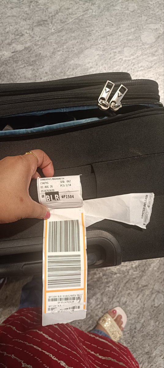 soommmuuuu__'s tweet photo. Very disappointed with @AkasaAir. My checked-in baggage was delivered with the zipper open, putting my belongings at risk. This is unacceptable. Please investigate this incident and provide a resolution. Flight QP1504 | BBI →BLR | 01Aug2026. Kindly DM me. #AkasaAir #BaggageIssue https://t.co/QO5wNrrhDu