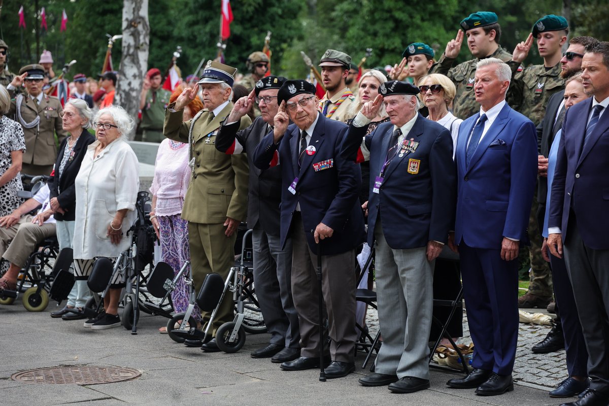 ipngovpl's tweet photo. 🎗 O 17.00 – symbolicznej godzinie wybuchu Powstania Warszawskiego – odbyły się uroczystości przy pomniku Gloria Victis na Cmentarzu Wojskowym na Powązkach w Warszawie. 

🇵🇱 Hołd Powstańcom oddali Prezydent RP Karol Nawrocki i zastępca prezesa Instytutu Pamięci Narodowej dr Mateusz Szpytma.