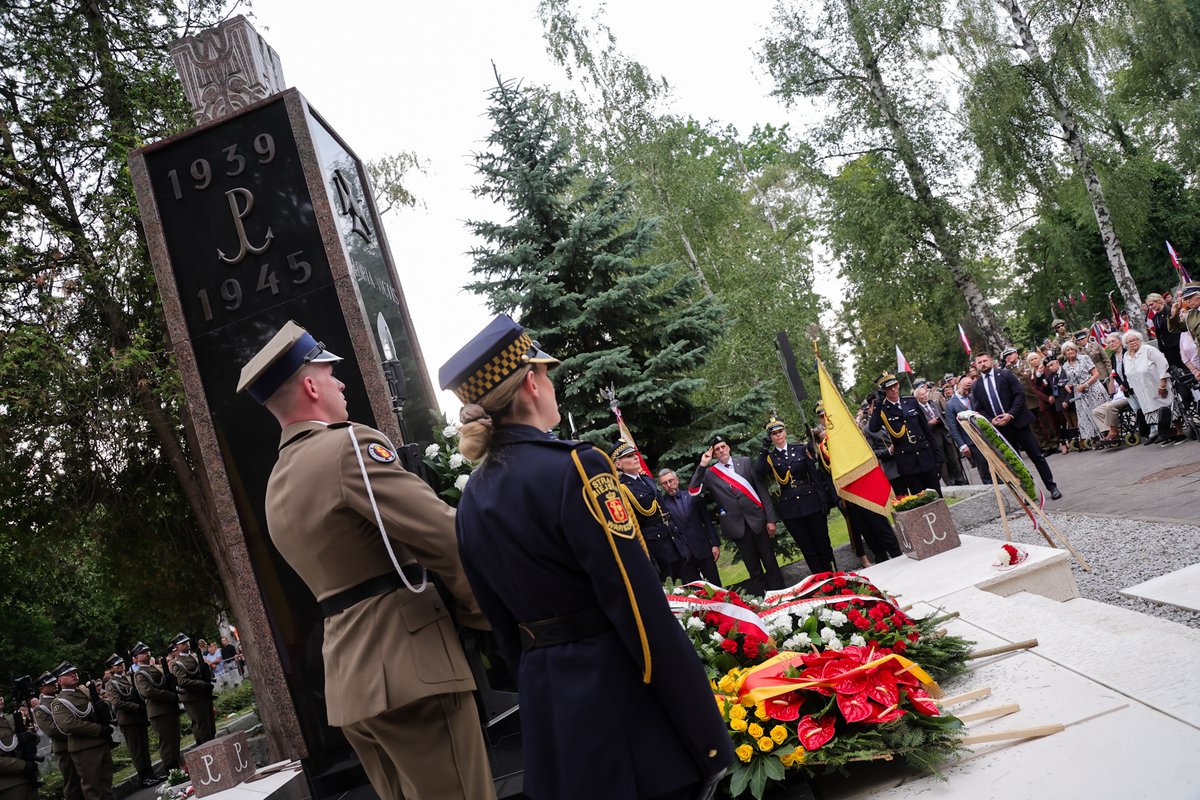 ipngovpl's tweet photo. 🎗 O 17.00 – symbolicznej godzinie wybuchu Powstania Warszawskiego – odbyły się uroczystości przy pomniku Gloria Victis na Cmentarzu Wojskowym na Powązkach w Warszawie. 

🇵🇱 Hołd Powstańcom oddali Prezydent RP Karol Nawrocki i zastępca prezesa Instytutu Pamięci Narodowej dr Mateusz Szpytma.