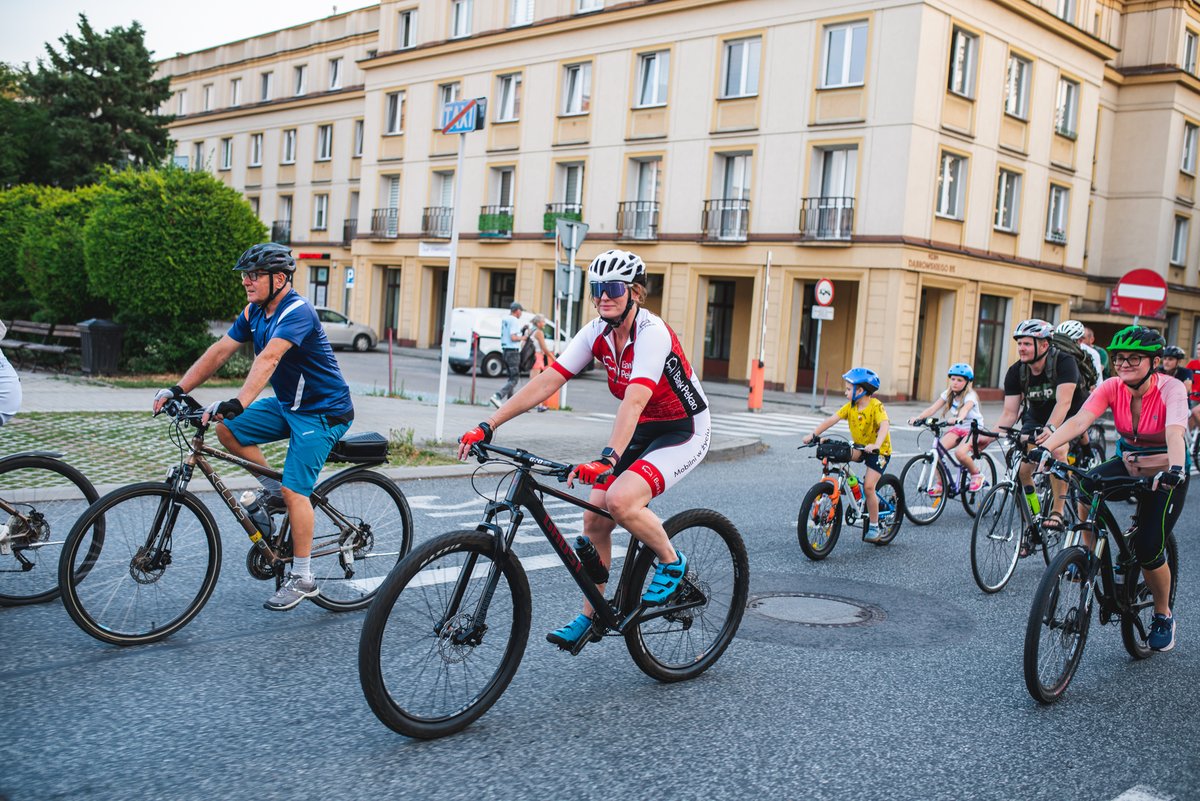 BankPekaoSA's tweet photo. 🚲Zbliżamy się do końca drugiego dnia Pekao Rzeszów Bike Festival: duuużo ruchu na dwóch kółkach, świetna energia, rowerowe wyzwania i absolutnie wciągająca atmosfera🔥. Od nocnej parady i MTB, przez pumptrack i szosowe ściganie po dirt jumping, pokazy i koncerty po zmroku. W ten weekend Rzeszów nie zwalnia tempa. 🚴‍♀️ Jeśli jesteście w okolicy – dołączcie do nas! Wpadajcie na trasę, Rzeszowskie Bulwary i do strefy Pekao. Czekamy! 💙 
#Pekao #Rzeszów #MTB