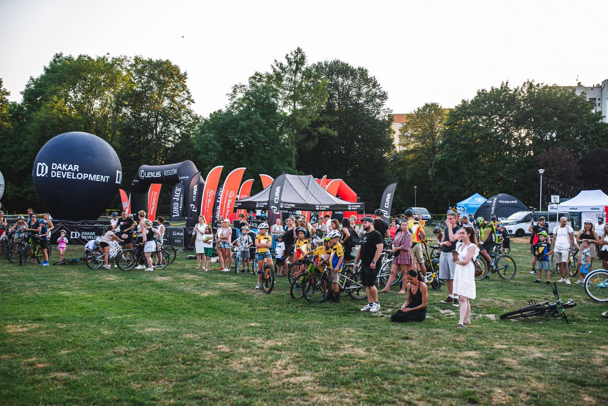 BankPekaoSA's tweet photo. 🚲Zbliżamy się do końca drugiego dnia Pekao Rzeszów Bike Festival: duuużo ruchu na dwóch kółkach, świetna energia, rowerowe wyzwania i absolutnie wciągająca atmosfera🔥. Od nocnej parady i MTB, przez pumptrack i szosowe ściganie po dirt jumping, pokazy i koncerty po zmroku. W ten weekend Rzeszów nie zwalnia tempa. 🚴‍♀️ Jeśli jesteście w okolicy – dołączcie do nas! Wpadajcie na trasę, Rzeszowskie Bulwary i do strefy Pekao. Czekamy! 💙 
#Pekao #Rzeszów #MTB