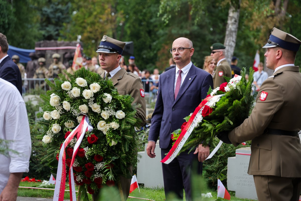 ipngovpl's tweet photo. 🎗 O 17.00 – symbolicznej godzinie wybuchu Powstania Warszawskiego – odbyły się uroczystości przy pomniku Gloria Victis na Cmentarzu Wojskowym na Powązkach w Warszawie. 

🇵🇱 Hołd Powstańcom oddali Prezydent RP Karol Nawrocki i zastępca prezesa Instytutu Pamięci Narodowej dr Mateusz Szpytma.