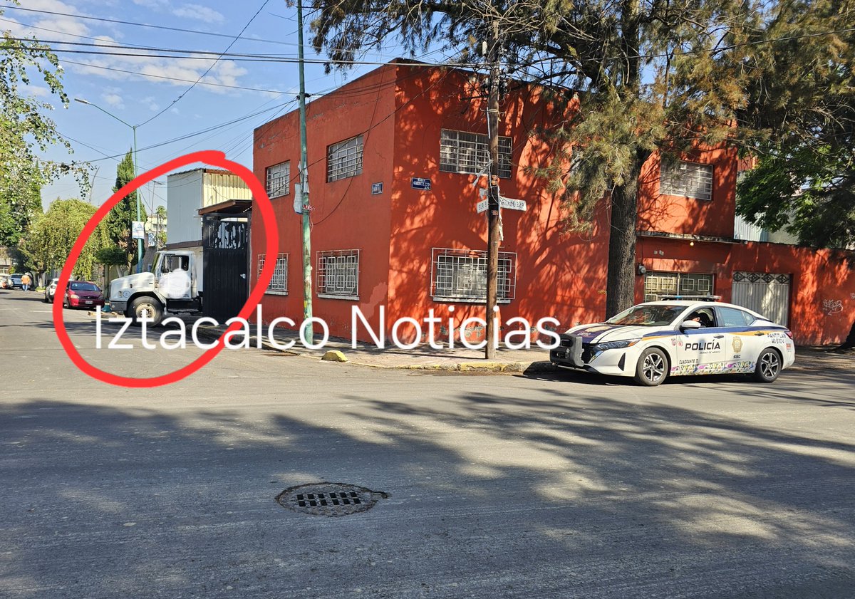 iztacalconews's tweet photo. QUÉ ESTÁ PASANDO en la #casa que señalan como #invadida en la #AgrícolaOriental? hay un camión de carga y la gente piensa que podrían estar sacando cosas
En la esquina hay una #patrulla, pero los vecinos dicen que esa unidad está por otras razones. https://t.co/ZjngrGqGhM