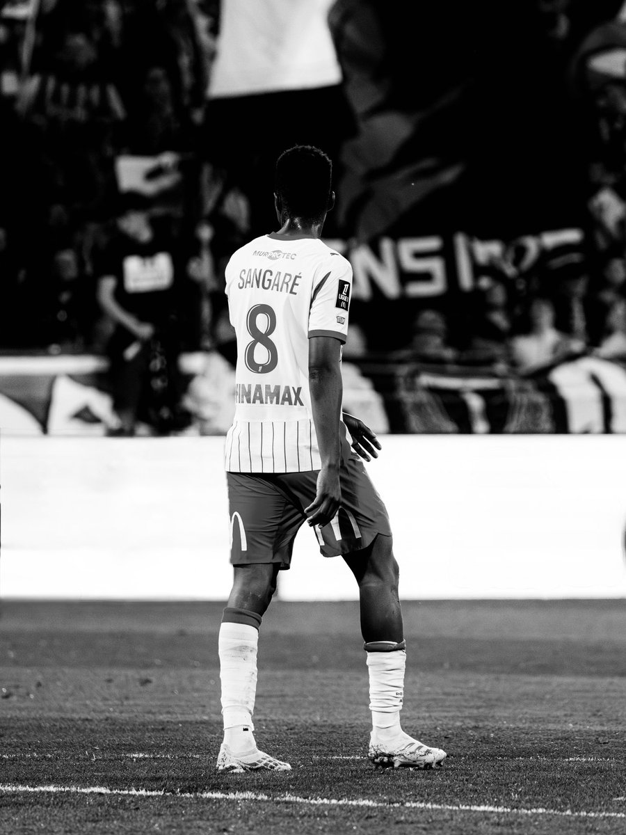 msangare2002's tweet photo. Il y a des aventures qui marquent une carrière, et d’autres qui marquent une vie.

Même si ce chapitre n’a duré qu’une saison, il restera à jamais gravé dans mon cœur.

Merci au RC Lens, à mes coéquipiers, au staff, aux dirigeants et à tous ceux qui travaillent dans l’ombre pour ce club. Merci aux supporters pour votre passion, votre soutien et l’amour que vous m’avez témoigné dès mon arrivée.

Nous avons partagé des moments inoubliables : une Coupe de France remportée pour la première fois dans l’histoire du club, une qualification en Ligue des Champions et des émotions que je n’oublierai jamais.

Aujourd’hui, il est temps pour moi d’écrire une nouvelle page. Je pars avec beaucoup de fierté, de gratitude et des souvenirs pour la vie.

Lens aura toujours une place particulière dans mon cœur.

Merci pour tout…
À bientôt les Sang et Or❤️💛