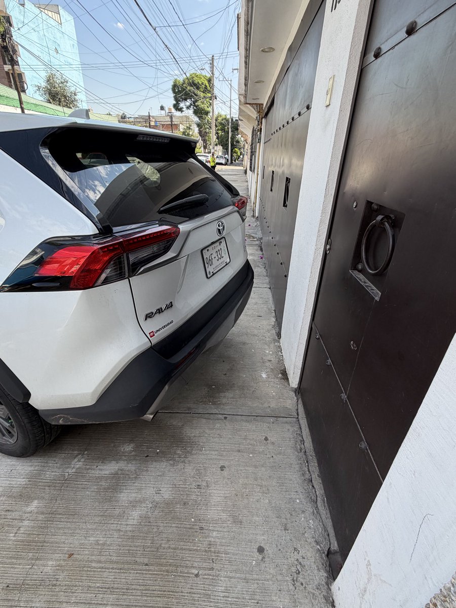 ChelerSheler's tweet photo. Que me diga por donde paso!! @UCS_GCDMX @SSC_CDMX calle oriente 154 #179 colonia Moctezuma Segunda Sección Venustiano Carranza cp 15530 (entre eje 1 y norte 21) por favor pueden levantar una infracción, siempre es lo mismo, muchas gracias! https://t.co/OPzMOkSTzW