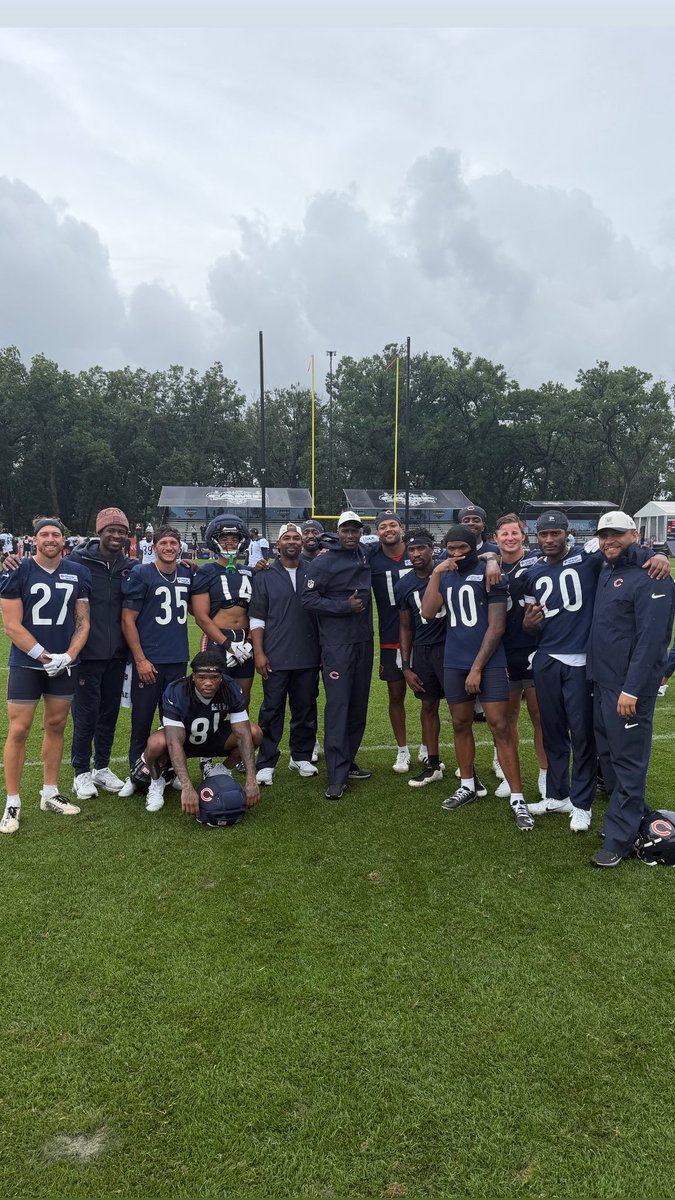 davebftv's tweet photo. Chad Johnson with the Bears wide receivers https://t.co/LQTLnrXXXT