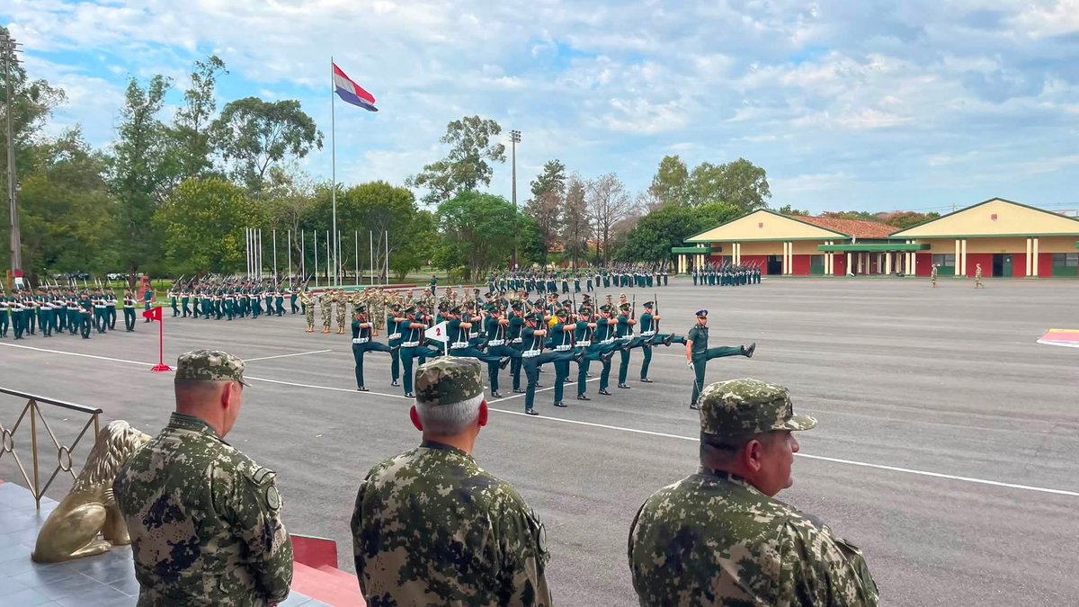 Ejercito_Pyo's tweet photo. https://t.co/GzOTbF0KAy
https://t.co/3R6jObk3O0

🇵🇾 𝐏𝐑𝐀́𝐂𝐓𝐈𝐂𝐀 𝐃𝐄 𝐃𝐄𝐒𝐅𝐈𝐋𝐄 𝐏𝐎𝐑 𝐄𝐋 𝐀𝐍𝐈𝐕𝐄𝐑𝐒𝐀𝐑𝐈𝐎 𝐃𝐄 𝐋𝐀 𝐅𝐔𝐍𝐃𝐀𝐂𝐈𝐎́𝐍 𝐃𝐄 𝐀𝐒𝐔𝐍𝐂𝐈𝐎́𝐍

🔶 En el Comando de Institutos Militares de Enseñanza del Ejercito se llevó a cabo la práctica del desfile Militar Policial por el Aniversario de la Fundación de la Ciudad de Asunción, que se celebrará el próximo 15 de agosto. La actividad contó con la presencia del Señor Comandante del Glorioso Ejército Paraguayo, Gral Ej Manuel Rodríguez.

🔶 Durante la jornada, se verificaron formaciones, desplazamientos y ritmos, trabajando para que el acto se desarrolle con la precisión, solemnidad y disciplina que caracterizan a nuestra institución. Las tropas demostraron preparación y orden, dejando listas las presentaciones para rendir el justo homenaje a nuestra ciudad capital.

#EjércitoParaguayo
#ComprometidoConSuPueblo