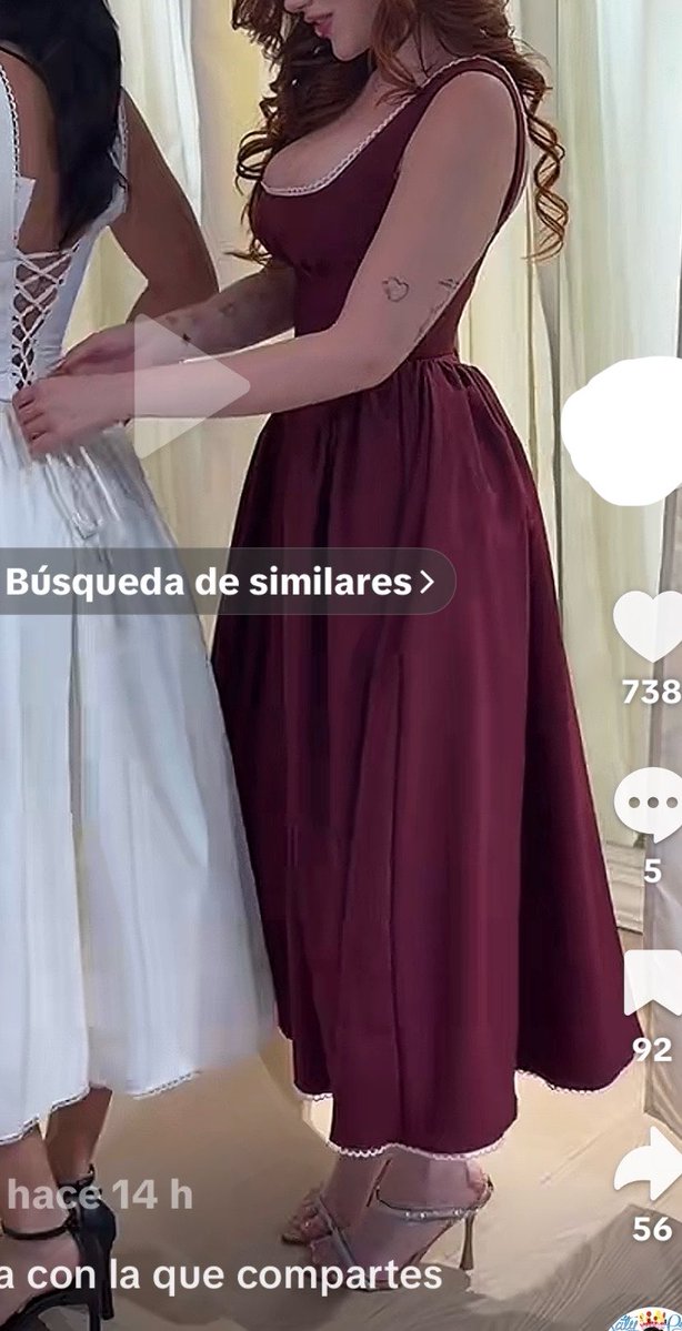 marceladunn's tweet photo. En Tik Tok acabo de ver un video de una chica que critica a una tienda de ropa por escoger una modelo de busto grande para modelar un vestido “tierno”… Critica que me parece terrible. 

Siempre me dijeron hay cuerpos que son  “demasiado” para ciertas cosas. Que un vestido “tierno” dejaba de serlo si lo usaba alguien con mucho busto. Que lo “cute” era un privilegio reservado para determinados cuerpos.

Y ese es justamente el problema…

Cuando una prenda cambia de significado únicamente por el cuerpo que la lleva, no estamos hablando de moda. Estamos hablando de prejuicios.

Entiendo que la publicidad quiera vender. Pero si decide adaptarse a esos prejuicios en lugar de cuestionarlos, deja de ser un simple reflejo de la sociedad y se convierte en un mecanismo para perpetuarlos.

No existen cuerpos “vulgares”…Existen miradas que llevan décadas aprendiendo a sexualizar unos cuerpos y a infantilizar otros.

Nota: A mí me parece que el vestido le queda maravilloso.