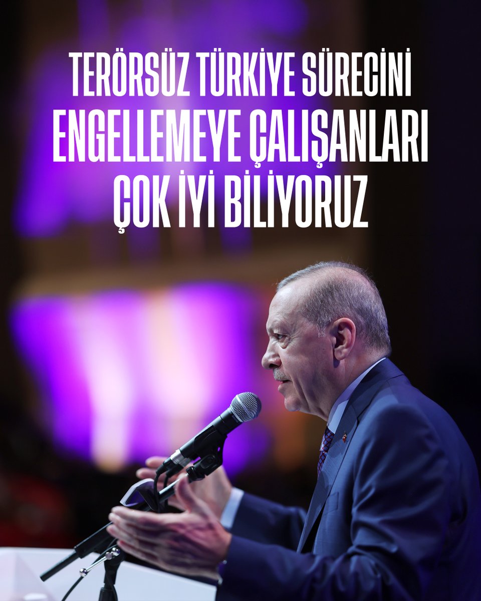 RTErdogan's tweet photo. Terörsüz Türkiye sürecimizi herhangi bir yol kazası olmadan bugüne kadar getirmeyi başardık.

Hazırlıklarını tamamladığımız yasal düzenlemenin Gazi Meclisimizin gündemine gelmesiyle birlikte sürecin ivme kazanmasını temenni ediyoruz.

Ümitvar tutumumuzu korurken elbette riskleri de göz ardı etmiyoruz.

Halkımız, ülkemize ekonomik faturası 2,3 trilyon doları aşan bu sorunun artık kalıcı biçimde çözülmesini istiyor.

Bunu da AK Parti ve Cumhur İttifakı olarak elbette siyaset kurumunun da desteğiyle bizim başaracağımıza inanıyor.

Biz de bu inancın boşa çıkartılmasını asla ve asla istemiyoruz.

Süreci istismar etmek isteyenler olacağını; iftirayla, karalamayla, çarpıtmayla bu süreci engellemeye çalışanlar olacağını kuşkusuz çok iyi biliyoruz.

Allah’ın izniyle onlara fırsat vermeyeceğiz.

Aklıselimle, sağduyuyla, sabırla hareket edecek, tahriklere gelmeden inşallah süreci menziline ulaştıracağız.