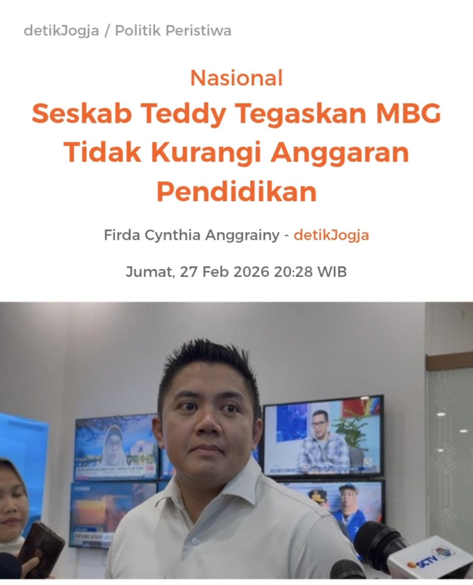 165Hati's tweet photo. 🗣️𝙋𝙀𝙅𝘼𝘽𝘼𝙏 𝙋𝙀𝙈𝘽𝙊𝙃𝙊𝙉𝙂‼️

Pernah denger istilah "Lain di bibir, lain di putusan MK"? Nah ini contoh nyatanya. 🤫Omongan Februari lalu vs Realita Putusan MK. Mana yang bisa dipercaya? 🤦‍♂️📉
​
Dulu bilangnya tegas: "MBG tidak mengurangi anggaran pendidikan."
​Tapi begitu putusan MK keluar... boom! 💣
Terungkap ada angka fantastis Rp223,6 Triliun dana pendidikan yang justru dialokasikan buat program Makan Bergizi Gratis (MBG).
​Janji manis di depan media vs kenyataan di atas kertas anggaran kok bisa bertolak belakang gini?
​
Menurut kalian, ini murni "salah komunikasi" atau emang dari awal publik sengaja dibikin bingung? Tulis pendapat pedasmu di kolom komentar! 👇🔥