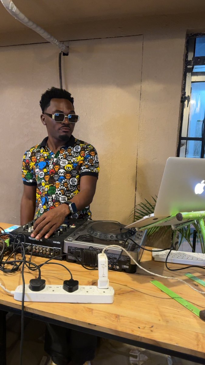 OlelePub's tweet photo. Slow Saturday's with DJ manolito.
Come and chill, eat, with a soft playlist https://t.co/2KaOBIujjv